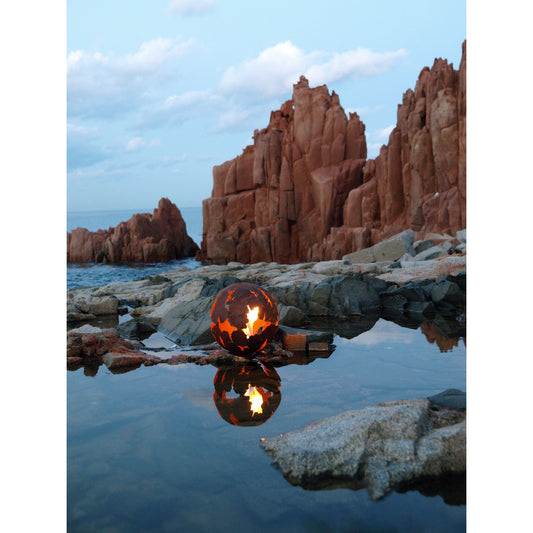 Kugel mit Riss Metall rost, Gartendekoration